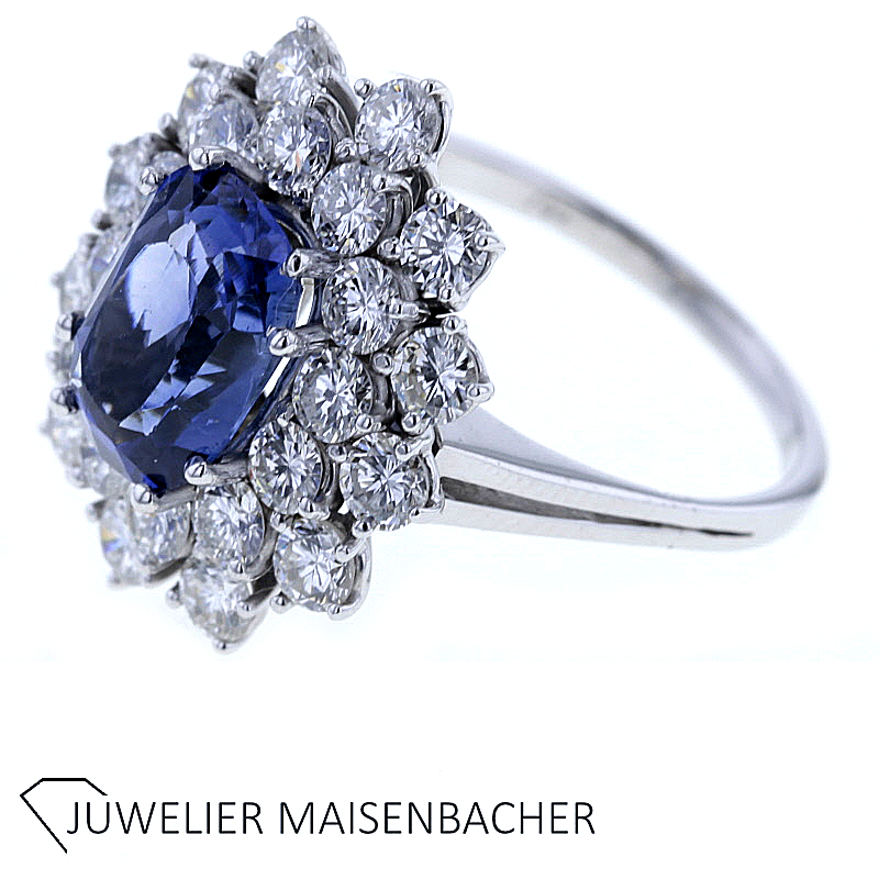 Außergewöhnlicher Ring mit großem Safir und Brillanten