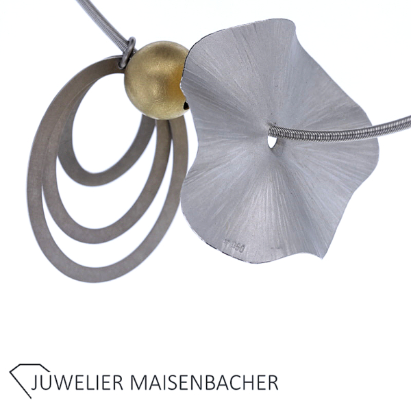 Niessing Schnur Halsreif Platin mit Kugel, Blütenanhänger und Anhänger oval Gold – Bild 4