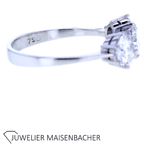 Traumhafter Ring mit 3 Brillanten insgesamt ca. 2,22 ct in Weißgold – Bild 2