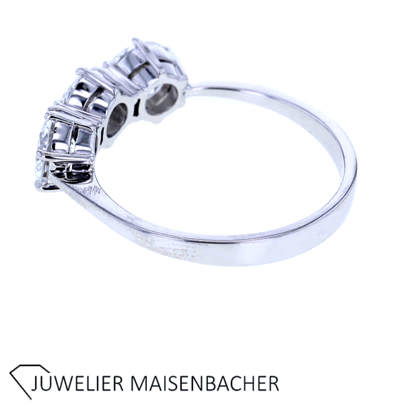 Traumhafter Ring mit 3 Brillanten insgesamt ca. 2,22 ct in Weißgold – Bild 6